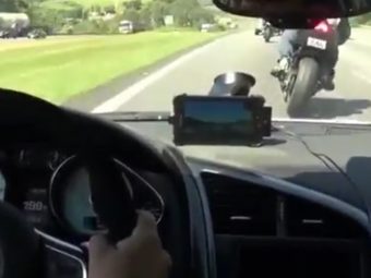 Audi-r8-vs-Suzuki-GSXR