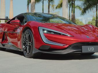 Dragon Red YangWang U9 Hypercar - Master Stance