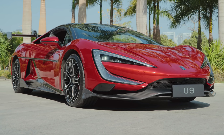 Dragon Red YangWang U9 Hypercar - Master Stance