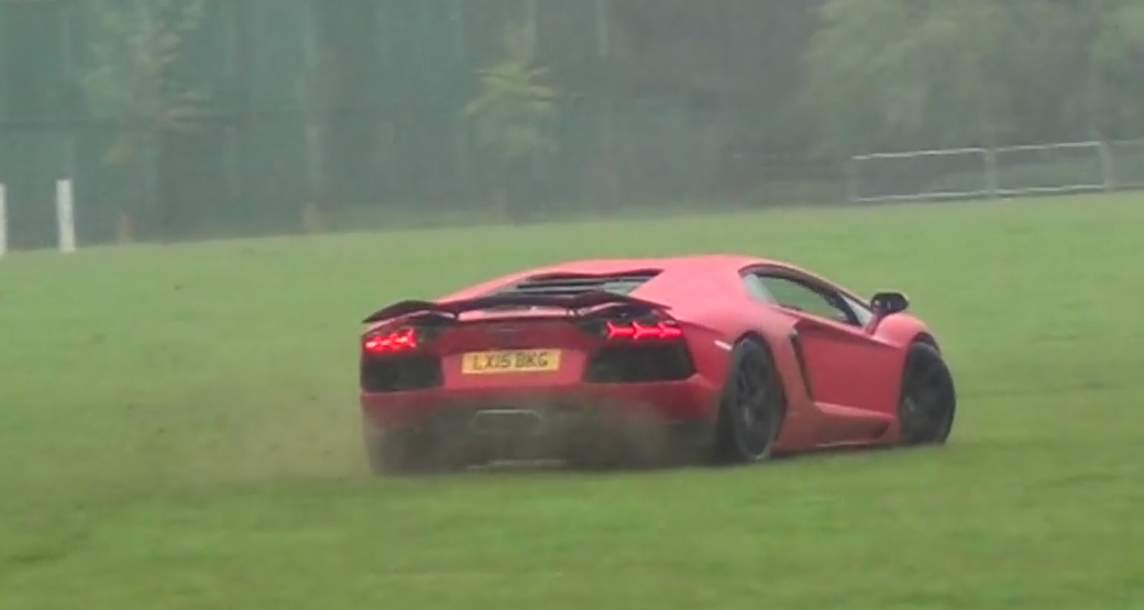 Lamborghini-Aventador-Drifting-in-Muddy-Field
