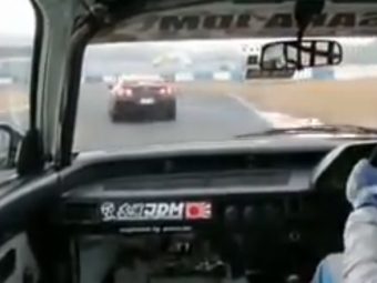 Nissan-GTR-R35-vs-Honda-Civic