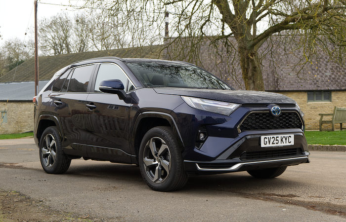 Toyota RAV 4 PHEV - Country Life - 006